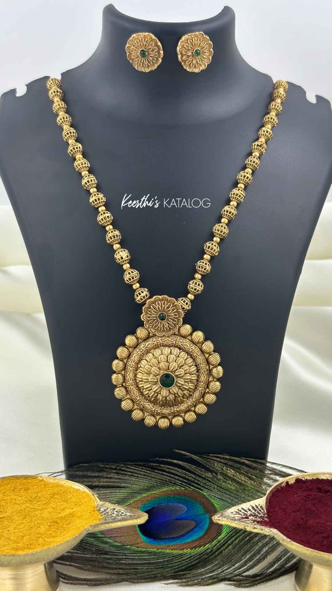 KN1122 - Golden Sun Medallion Necklace