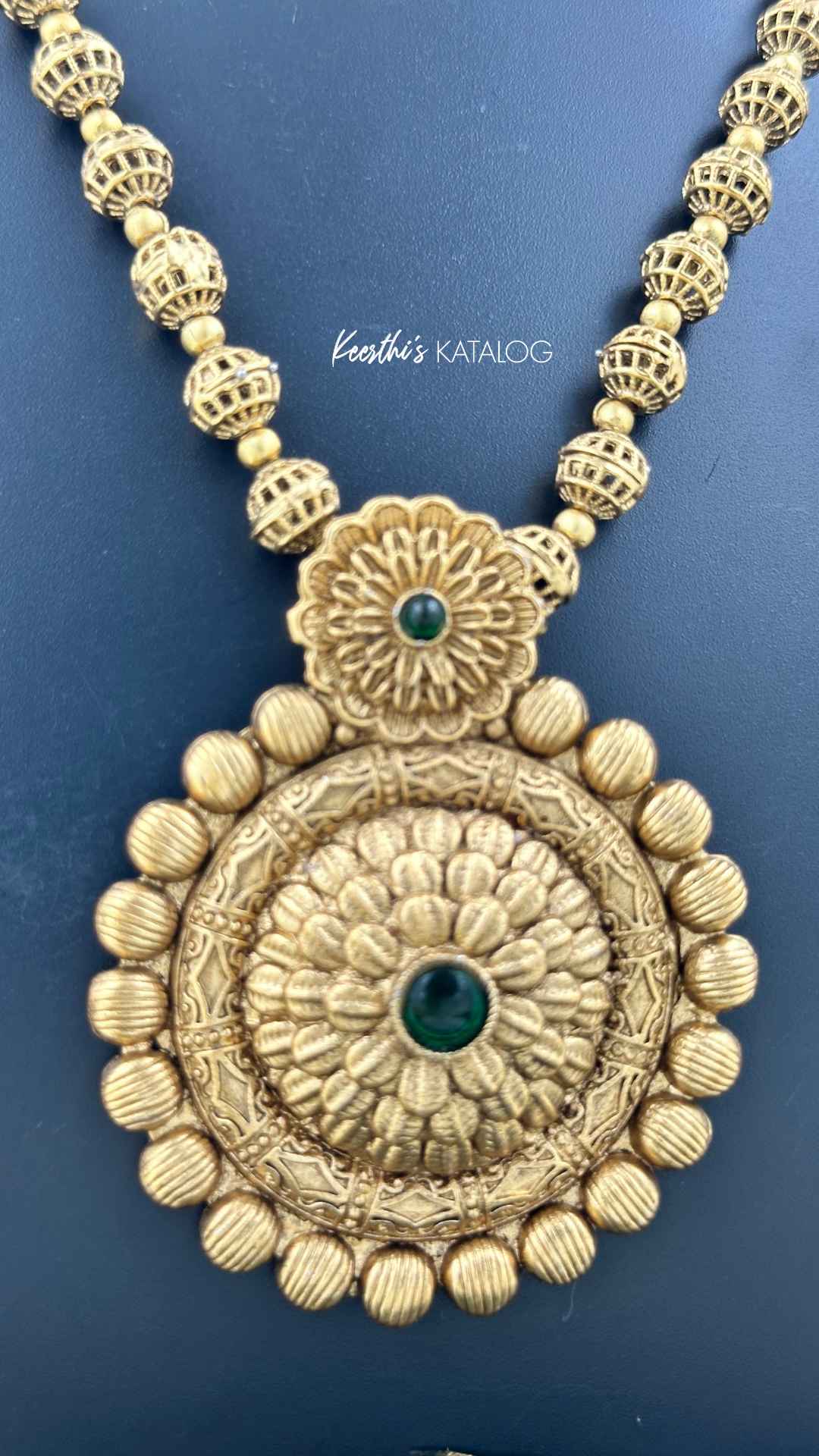 KN1122 - Golden Sun Medallion Necklace